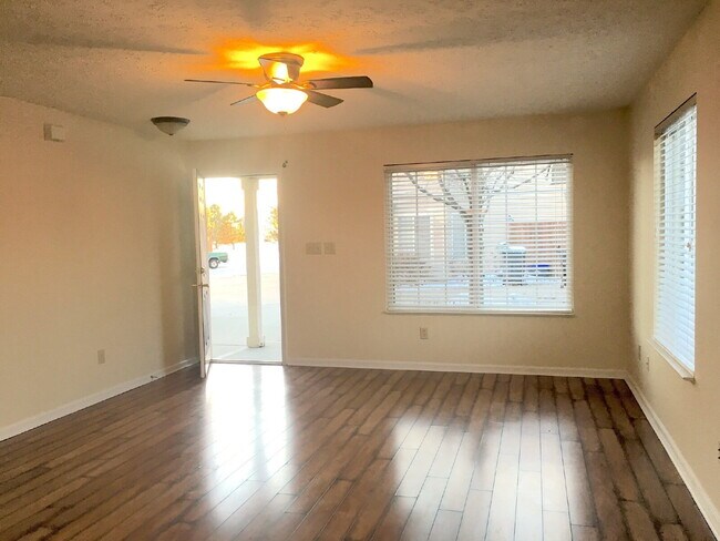 Foto del edificio - Welcome home to this charming 3-bedroom, 2.5-bath home with a loft in the desirable Village Pines...