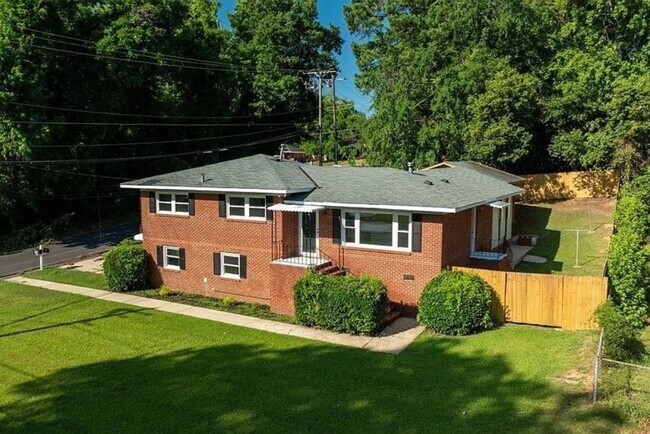 Foto del edificio - 5 Bedroom and 3 Bathroom home available to...