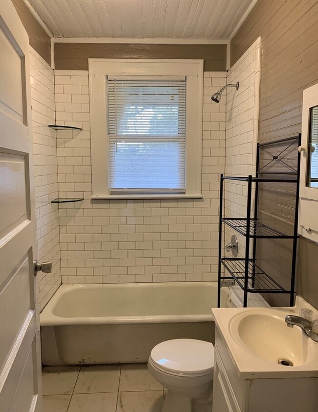 Building Photo - Spacious 4 Bedroom, 2 Bath Two-Story Home