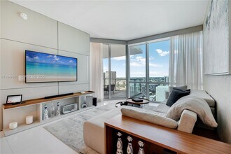 Building Photo - 851 NE 1st Ave