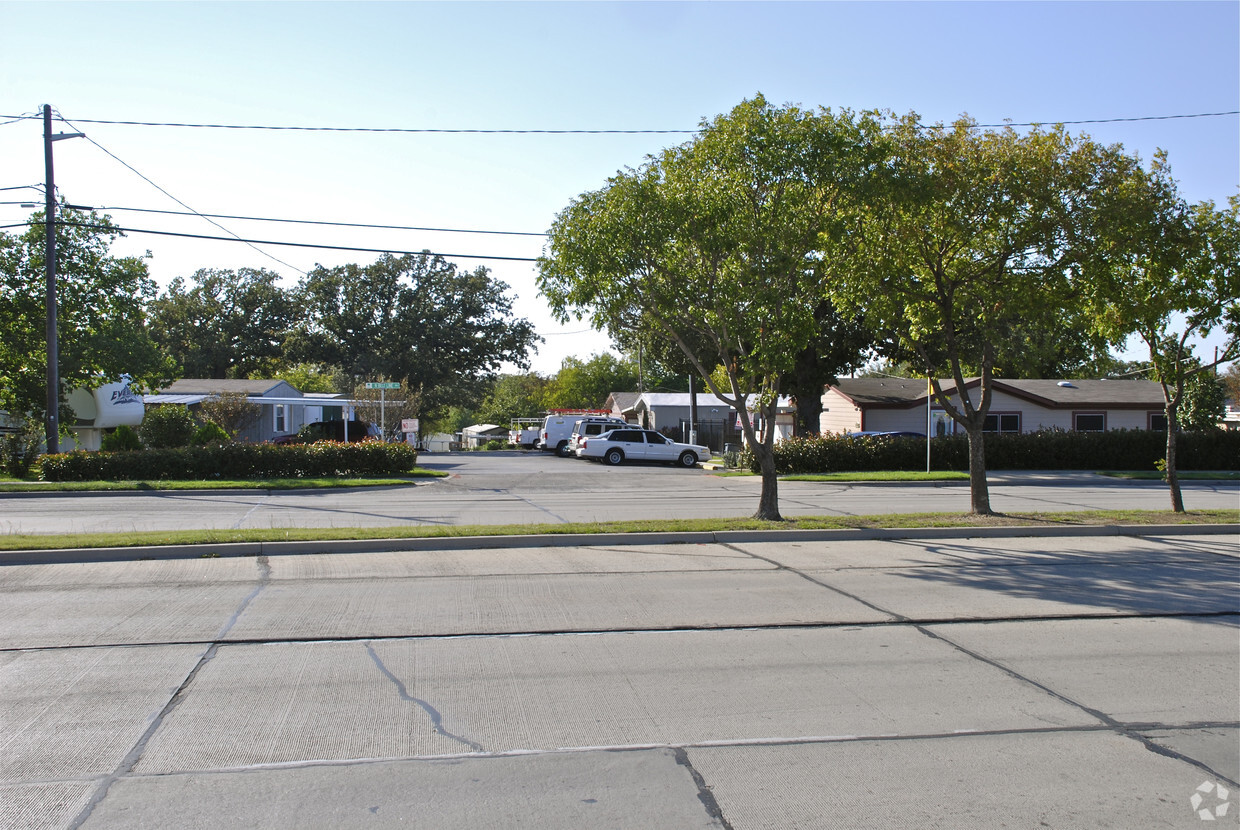 Lake Forest Mobile Home Park Apartments in Irving, TX