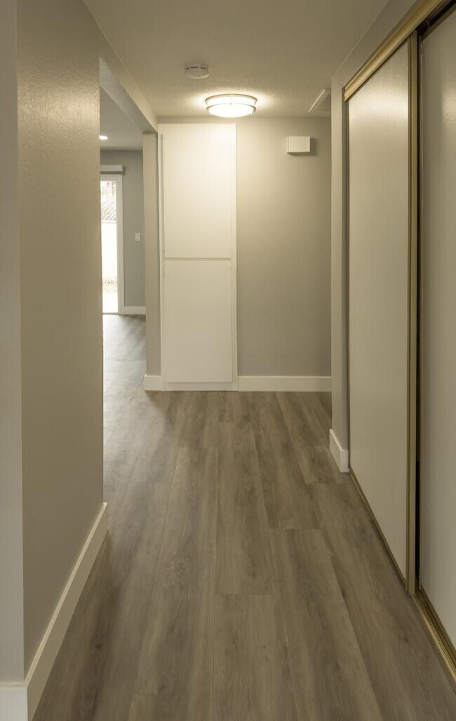 Building Photo - 5525 Thornwood Dr