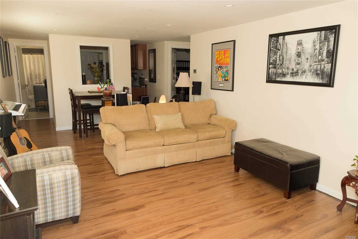 4 Lamberta Ct, West Babylon, NY 11704 Room for Rent in West Babylon