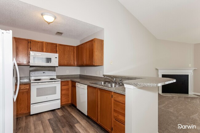Foto del edificio - 11131 Northwoods Forest Dr, Charlotte, NC ...