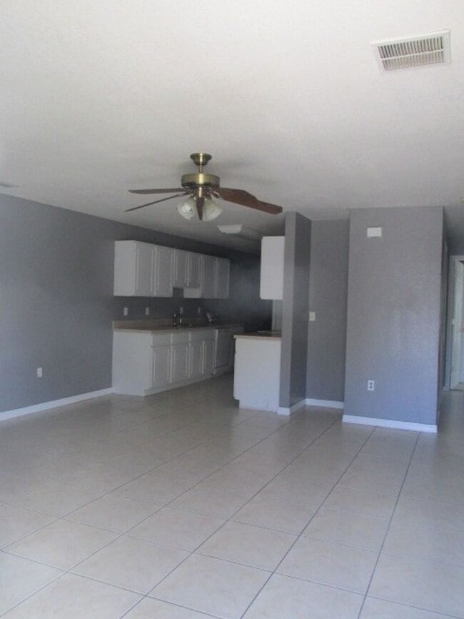 Building Photo - Spacious 3 bedroom 2 bath duplex