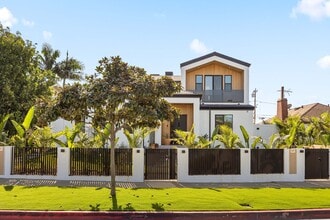 Building Photo - 212 W 64th St