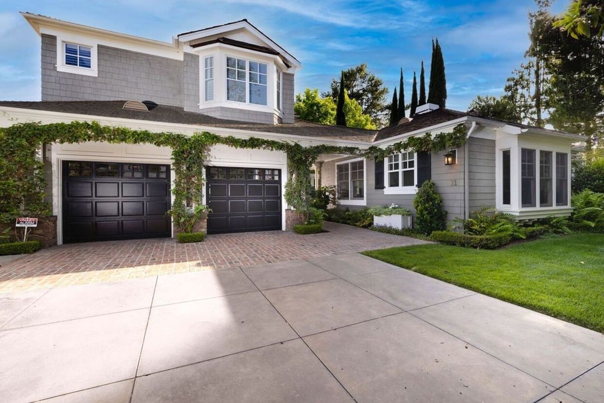 Foto principal - 5 bedroom, Stoneybrook Plan 2 home in guar...