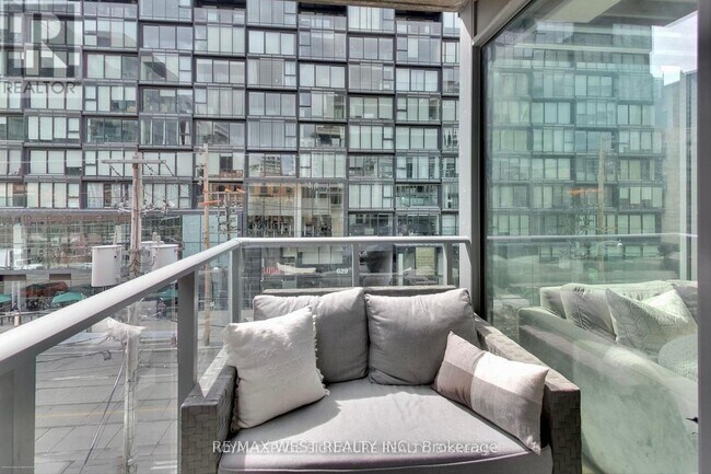Photo du bâtiment - 650-650 King St W