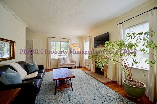 Building Photo - Tudor Style Home Just Steps from Memorial ...