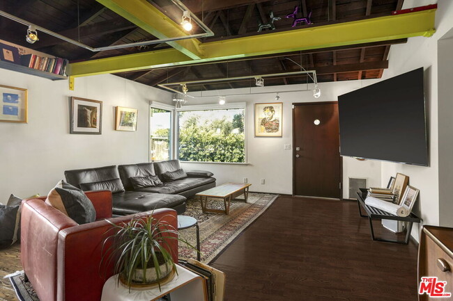 Building Photo - 2215 Wellesley Ave