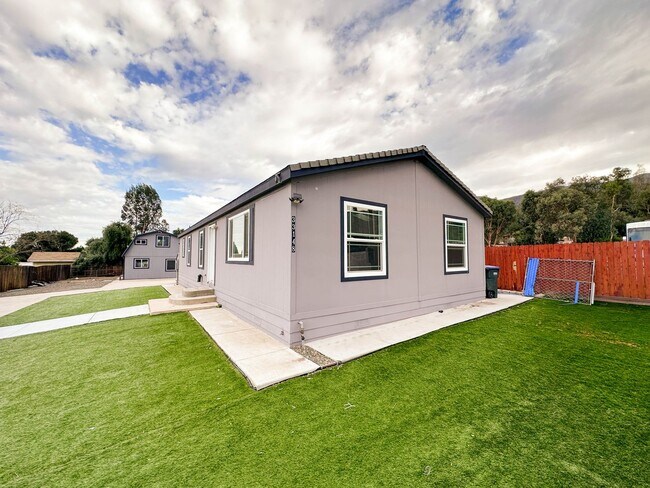 Foto del edificio - BEAUTIFUL 3 BEDROOM HOME, FULLY FENCED, ON...