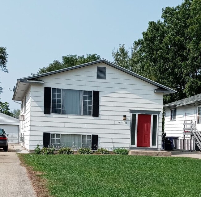 Building Photo - 1828 Garden Dr