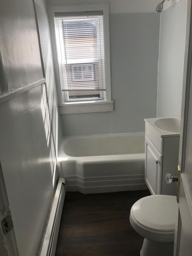 Building Photo - 117 Ash Street - 3L