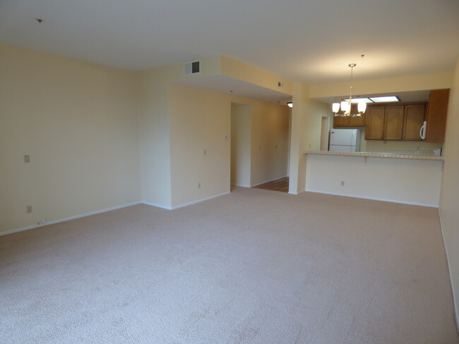 Building Photo - Spacious 2 Bedroom 2 Bath Condo in Bankers...