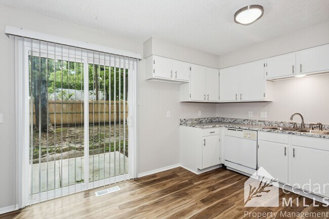 Building Photo - Newly Remodeled 3 bed 2 bath with Finished...