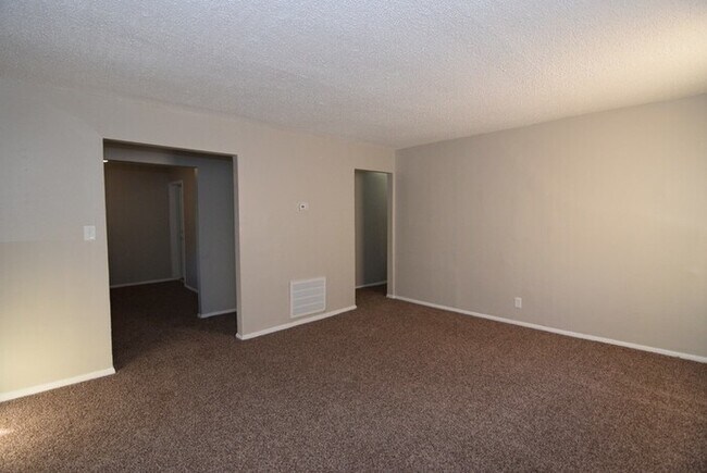 Building Photo - 3 Bedroom House - Section 8 OK