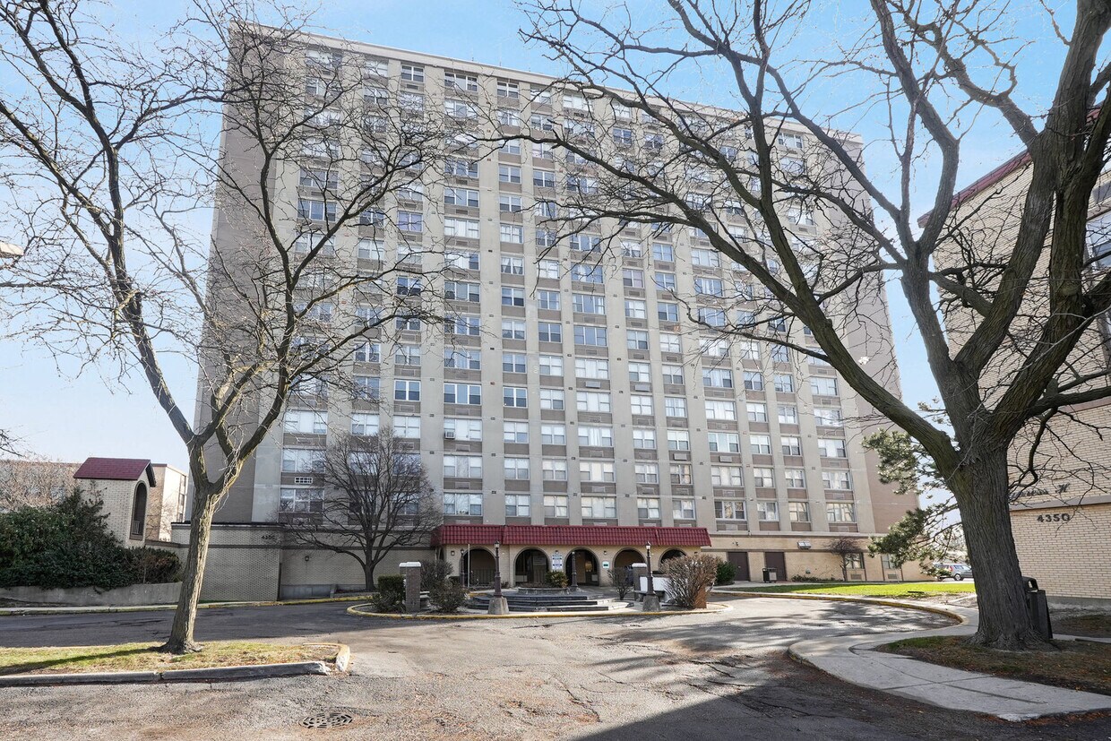 Primary Photo - 4300 W Ford City Dr