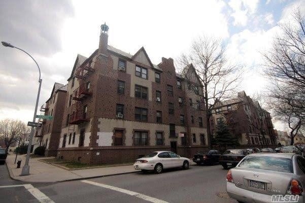 Building Photo - 61-40 Saunders St