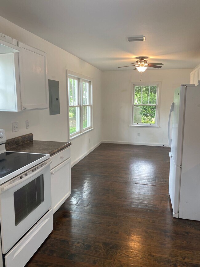 Building Photo - 165 Pinehill Dr