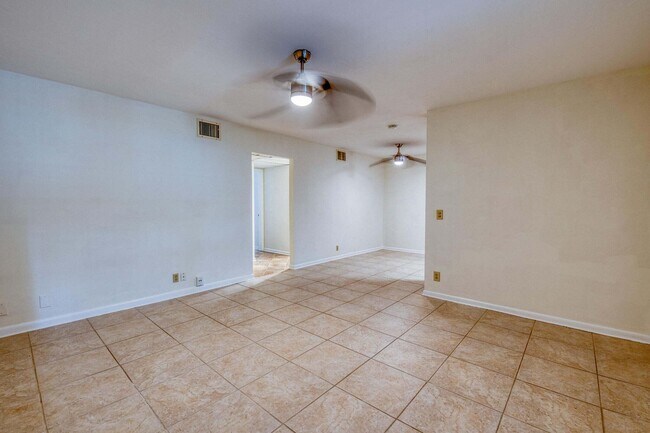 Building Photo - 301 S Lakeside Dr