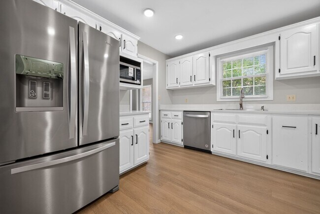 Building Photo - 305 Autumn Ridge Dr