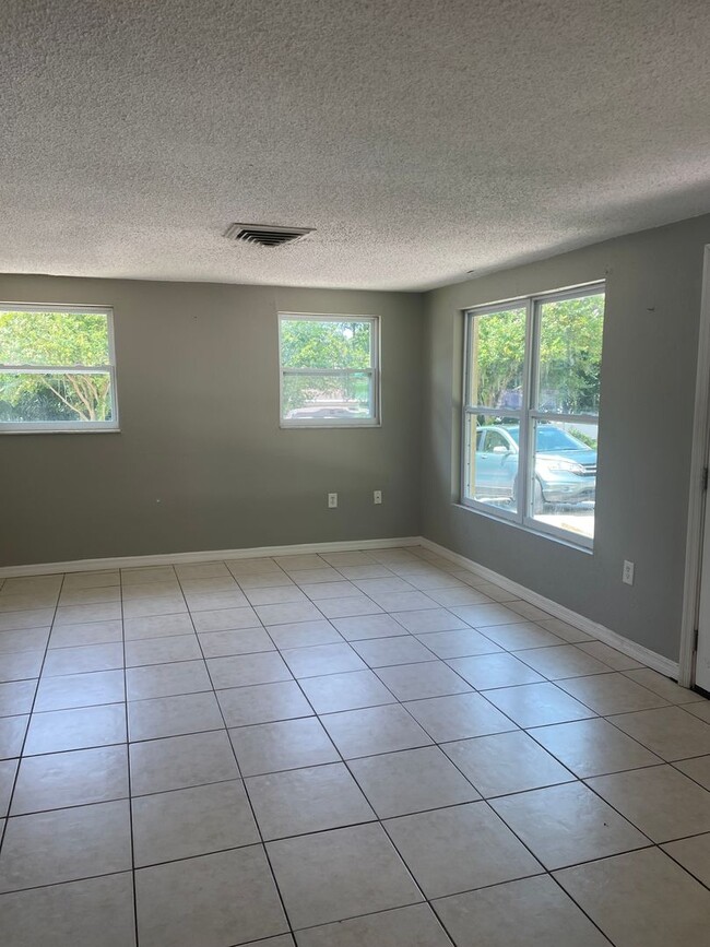 Building Photo - 2/1 Apartment close to downtown New Port R...