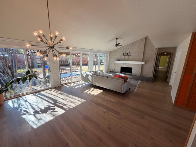 Mid-century modern with open floor plan and tons of natural light - 3414 Winged Foot Ct House