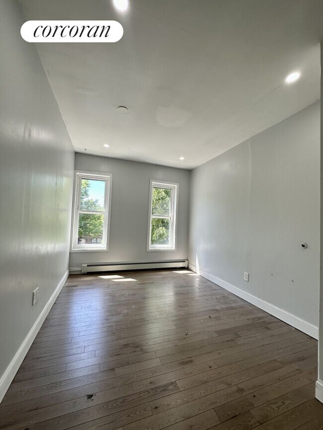 Foto del edificio - 437C Pulaski St