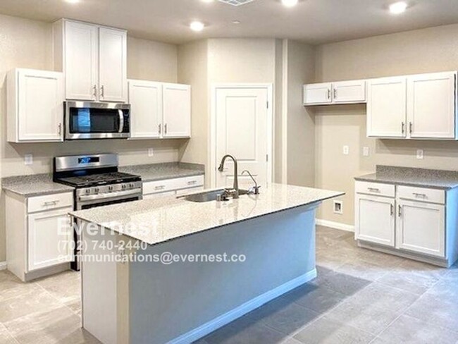 Foto del edificio - 497 Silver Smt Ave
