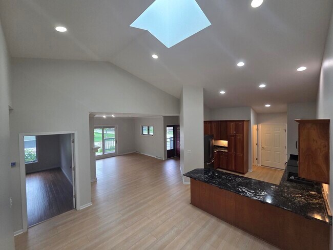 Comedor con vista a la entrada principal - 1078B Creeks Cross Rd