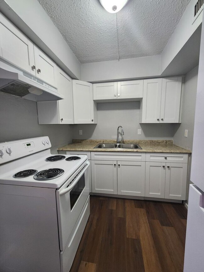 Building Photo - ** COMING SOON ** RENOVATED 2 Bedroom 1 Ba...