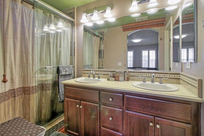 Foto del edificio - 1958 Hillebrant Pl