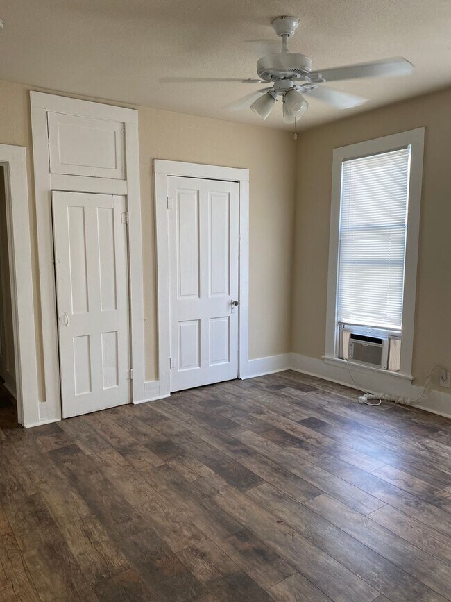 Foto del edificio - Charming 1-Bedroom Duplex in Wheatley Heights