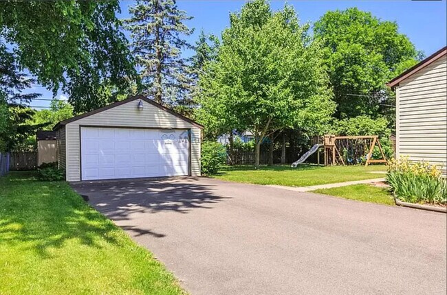 Building Photo - Beatiful, Must See Single Family Home in S...
