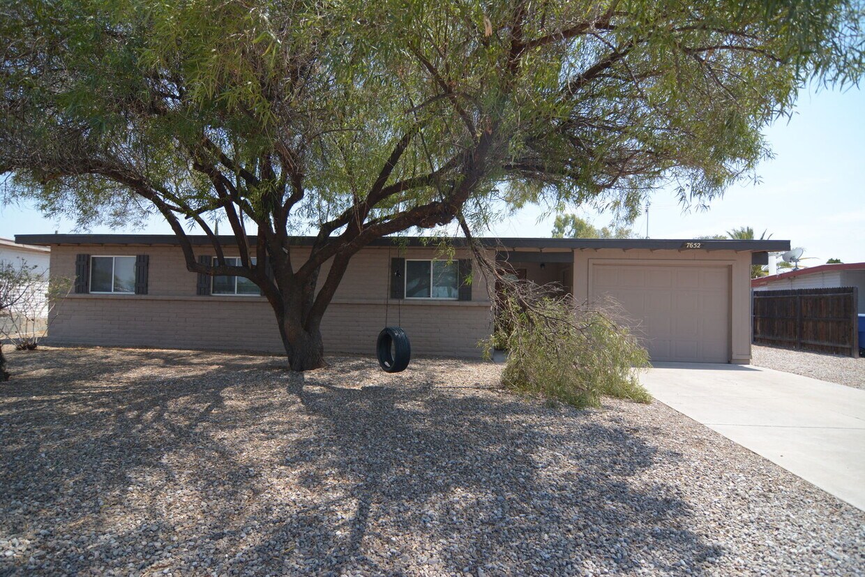 Primary Photo - Charming 4 Bedroom 2 Bath Home! Great East...