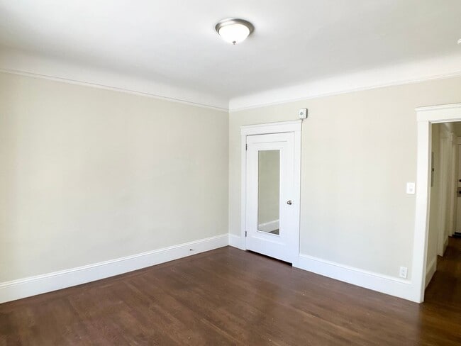 Building Photo - RENOVATED! LARGE Closet/Kitchen! On-Site L...