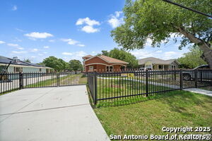 Foto del edificio - 9322 Clamp Ave