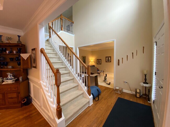 Building Photo - Beautiful and well maintained 4 Bedroom, 3...