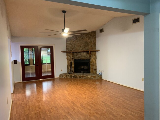 Building Photo - Three bedroom two bath - South Lakeland