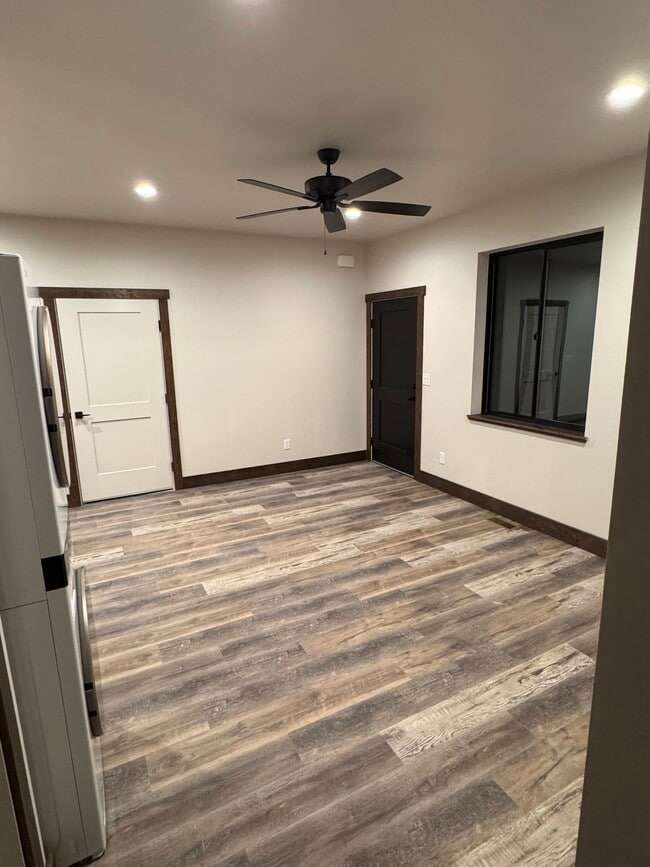 Building Photo - 423 Poppy St