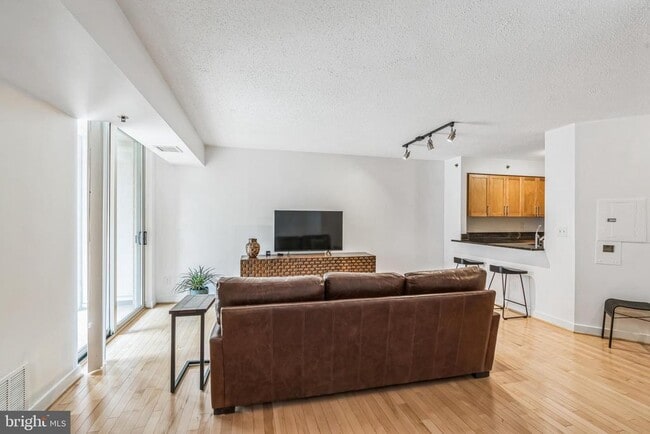 Foto del edificio - 7500 Woodmont Ave