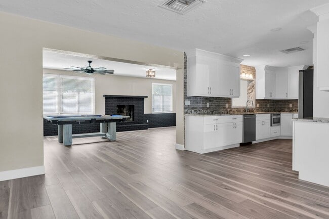 Building Photo - 4000 49th Ave S