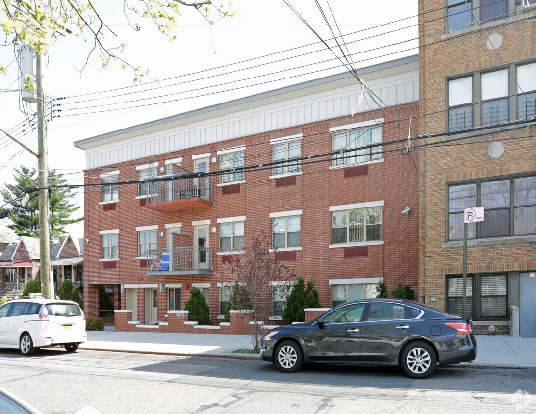 Primary Photo - 3224 Radcliff Ave