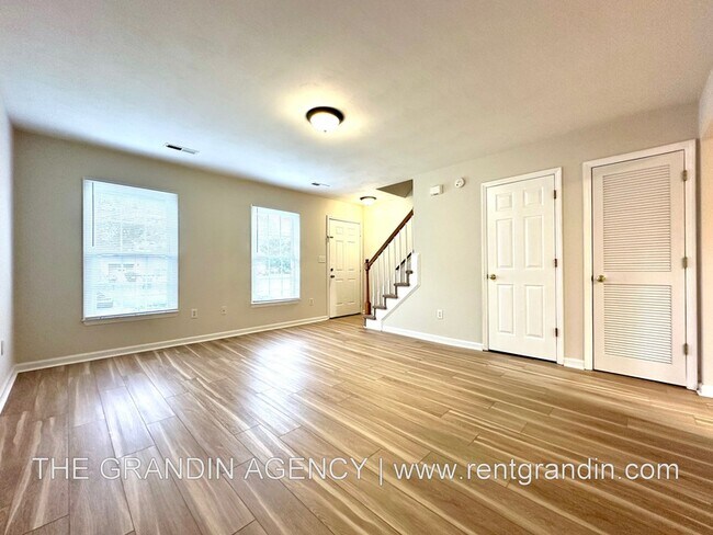 Foto del edificio - 102 Lakehurst Ave