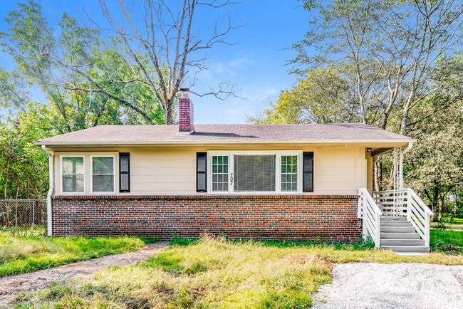 Building Photo - 707 Sunny Ln Dr NE
