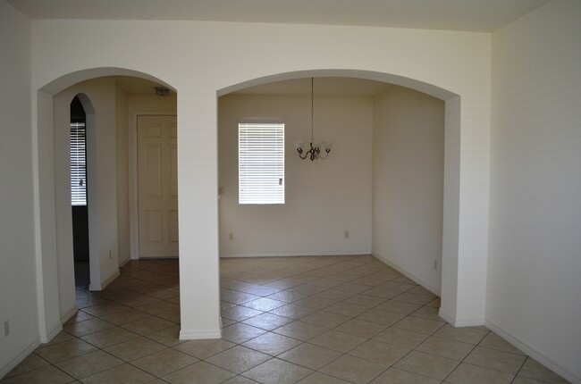 Building Photo - Cute 3/2.5 Townhouse with 2-Car Garage in ...