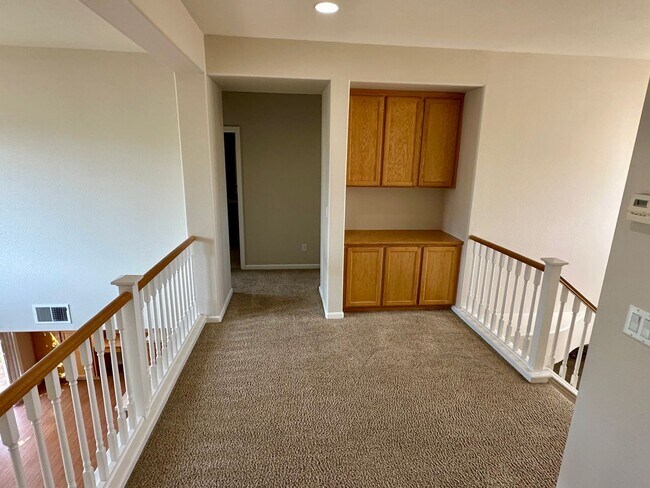 Foto del edificio - Large beautiful home, new paint. Bedroom a...