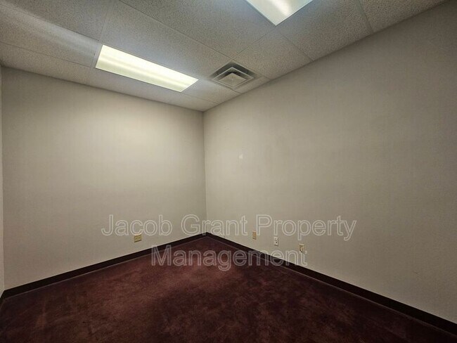 Building Photo - 490 Park Ave