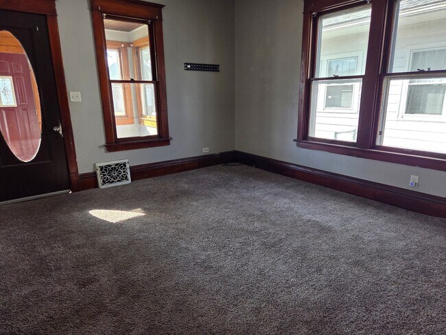 Foto del edificio - Nice, spacious 3 BR, 1 BA house for rent