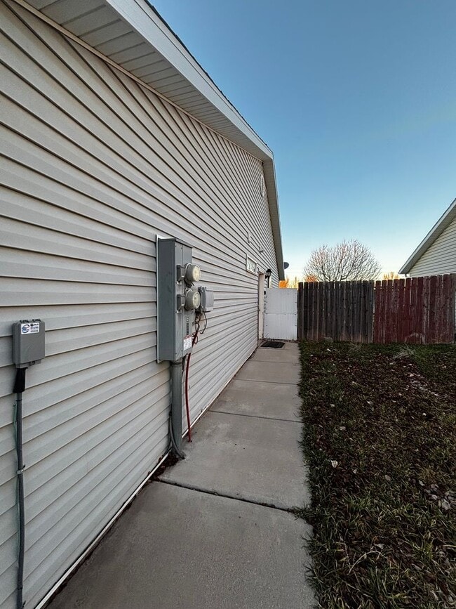 Building Photo - FAR-T 4170/4172